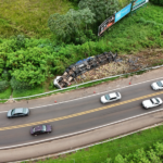 Capotamento de carreta mata motorista próximo a ponte em Guaira