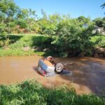 Condutora de carro que caiu em rio morre no hospital