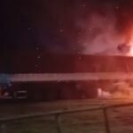 Carreta fica destruía após pegar fogo na BR-163 próximo ao acesso ao Paraguai