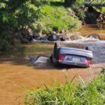 Carro ocupado por quatro pessoas cai dentro de rio em Toledo
