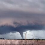 Vídeo: Tornado causa estragos em Santa Rosa Del Monday, no Paraguai,