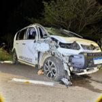 Veículo capota após bater em dois carros parados em Toledo