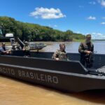 Exército Brasileiro testa nova embarcação blindada no Rio Paraná, em Guaíra