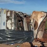 Caminhão de Mercedes capota e condutor morre na PR-180