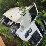 Caminhão sai da pista após manobra para evitar colisão na PR-589 em Nova Santa Rosa