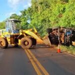 Tombamento de caminhão mata motorista paraguaio
