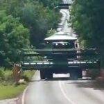 VÍDEO: Colheitadeira é flagrada na PR-491, em Nova Santa Rosa, na ponte do Rio Sanga Xerê