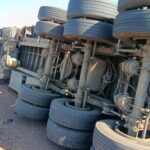 Carreta tomba na BR-163 em Toledo após motorista cochilar ao volante