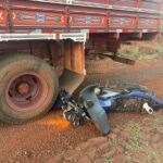 Sol atrapalha visibilidade e moto colide na traseira de caminhão estacionado em Mercedes