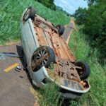 Veículo capota e para com as rodas para cima na PR-317 em Santa Helena