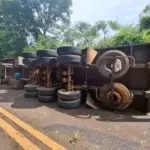 Tombamento de carreta na PR-590