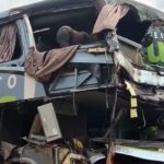 Ônibus bate em caminhão, tomba e deixa cinco feridos na BR-277