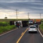 Caminhão tomba e bloqueia parte da PR-364 em curva perigosa em Terra Roxa